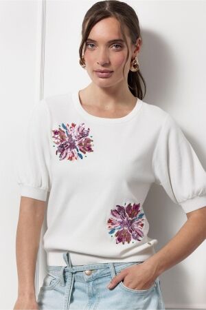 Studio Anneloes Studio Anneloes omira flower pullover 12827 Trui korte mouw 1100 off white 1100 off white