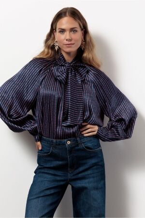 Studio Anneloes Studio Anneloes lorina satin bow blouse 13392 Blouse 6945 dark blue/ vintage berry