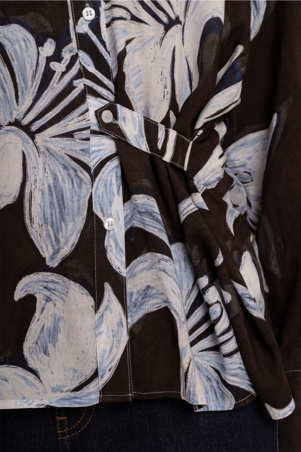 Studio Anneloes Aylin satin flower blouse 14132 6087 sky blue/espresso