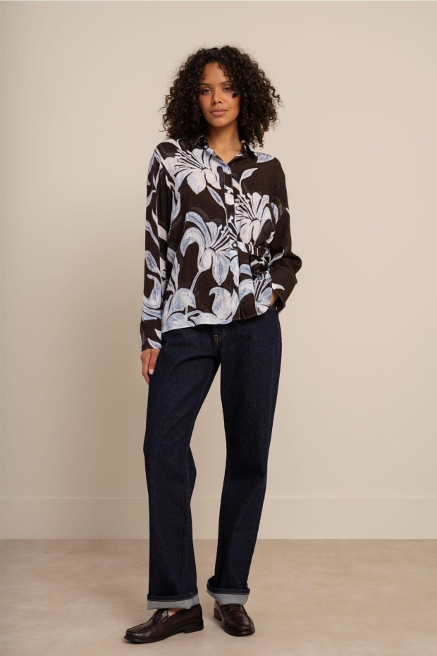 Studio Anneloes Aylin satin flower blouse 14132 6087 sky blue/espresso